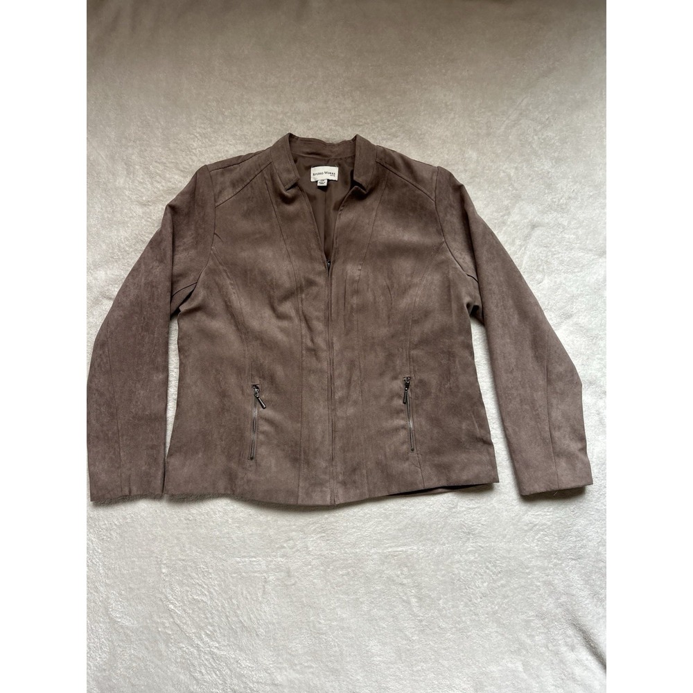 Tan suede jacket with zipper pockets and collar. Size: 12 #jacket #suede